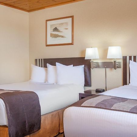 Econo Lodge Inn & Suites Медисин-Хат Экстерьер фото