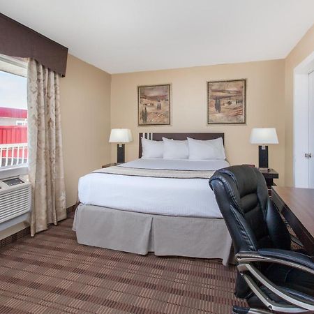 Econo Lodge Inn & Suites Медисин-Хат Экстерьер фото