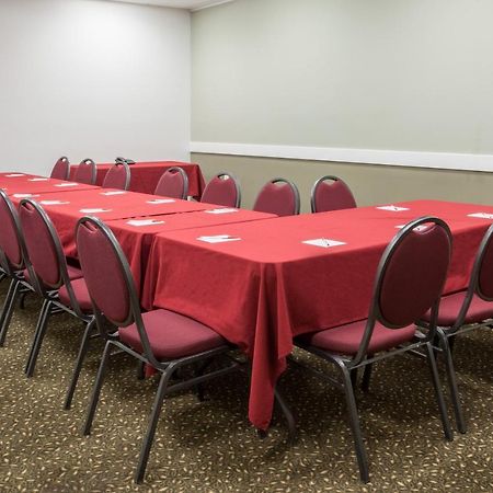 Econo Lodge Inn & Suites Медисин-Хат Экстерьер фото