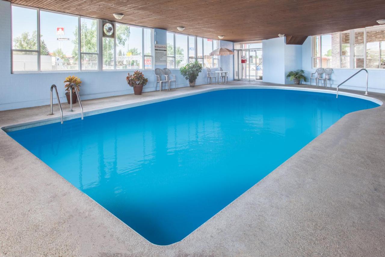 Econo Lodge Inn & Suites Медисин-Хат Экстерьер фото
