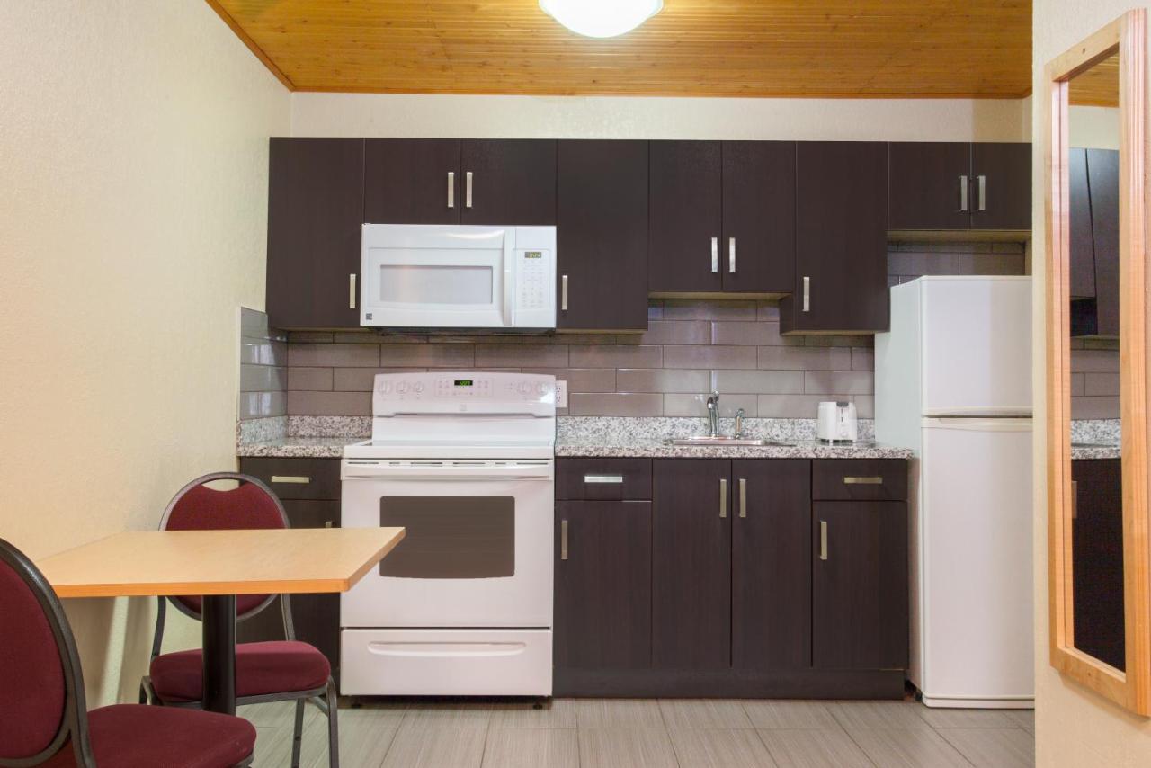 Econo Lodge Inn & Suites Медисин-Хат Экстерьер фото