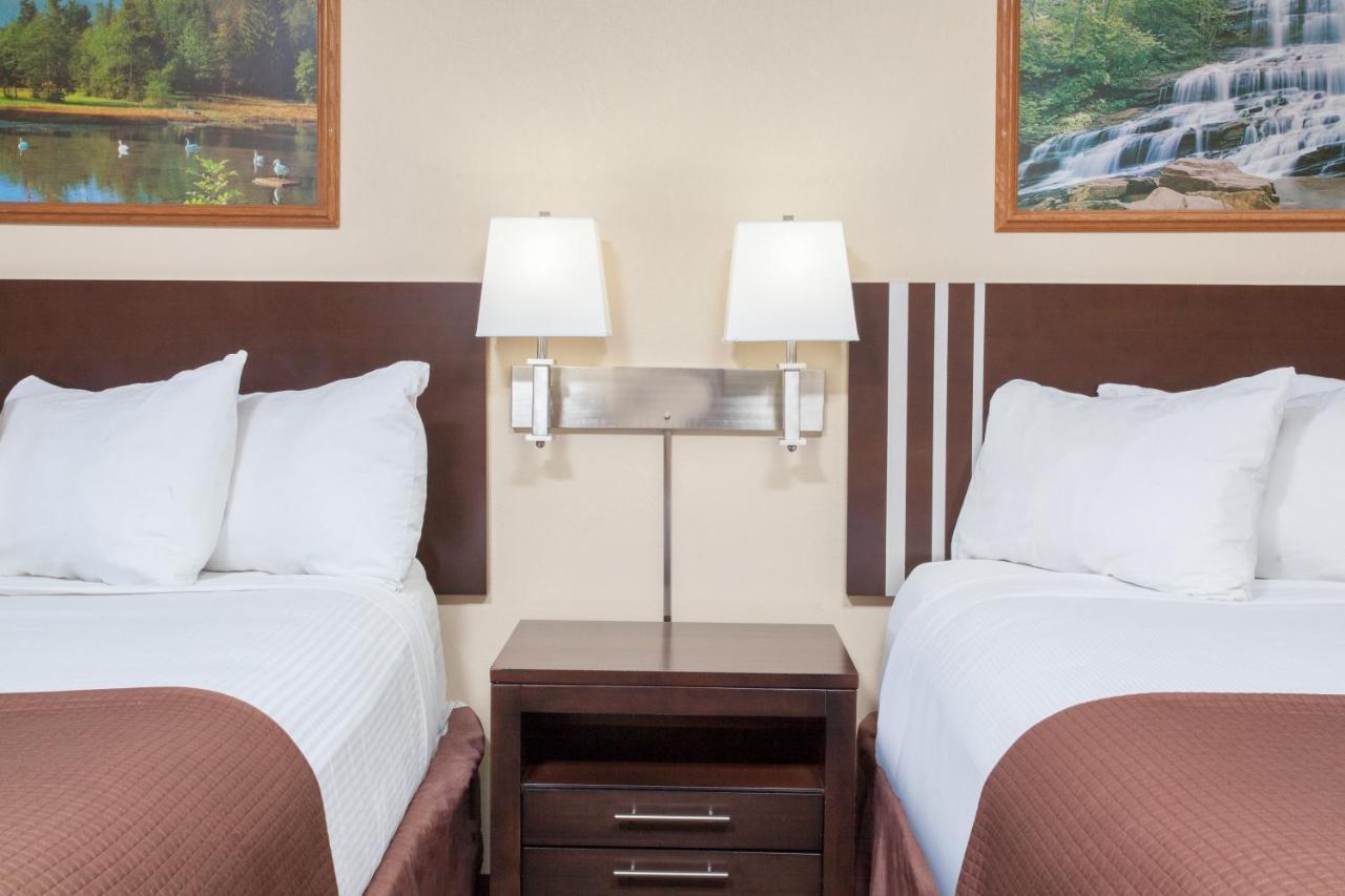 Econo Lodge Inn & Suites Медисин-Хат Экстерьер фото