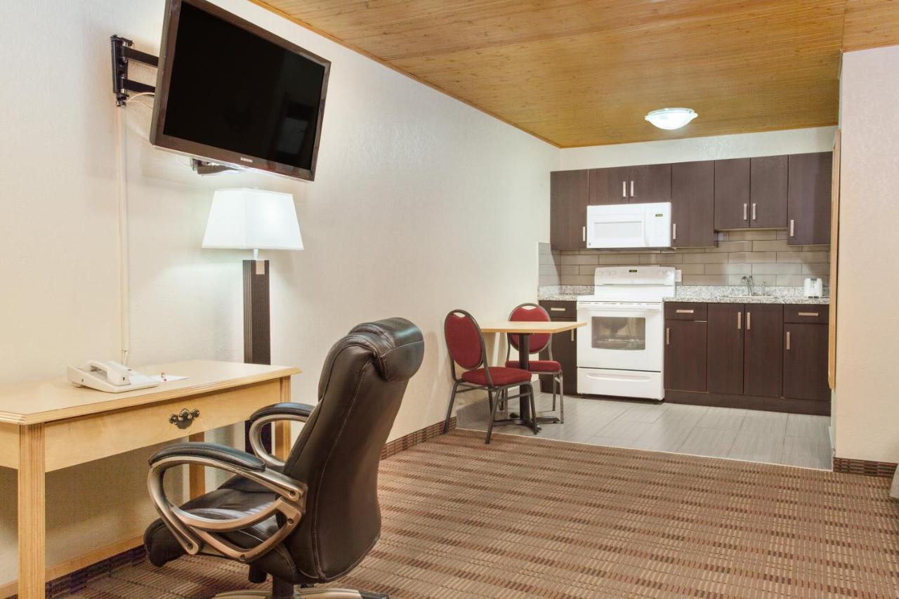 Econo Lodge Inn & Suites Медисин-Хат Экстерьер фото
