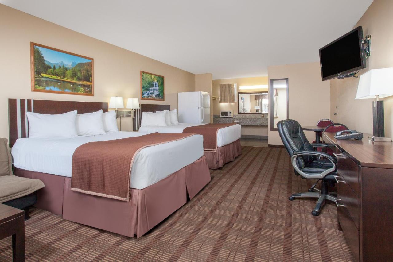 Econo Lodge Inn & Suites Медисин-Хат Экстерьер фото