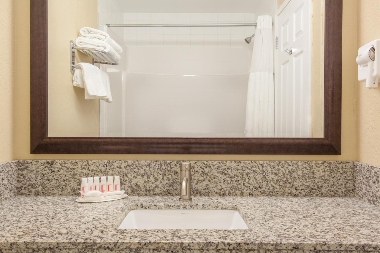 Econo Lodge Inn & Suites Медисин-Хат Экстерьер фото
