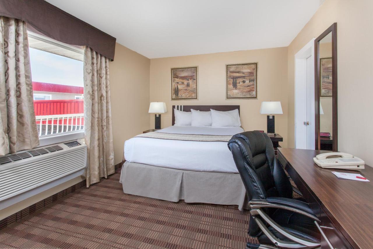 Econo Lodge Inn & Suites Медисин-Хат Экстерьер фото