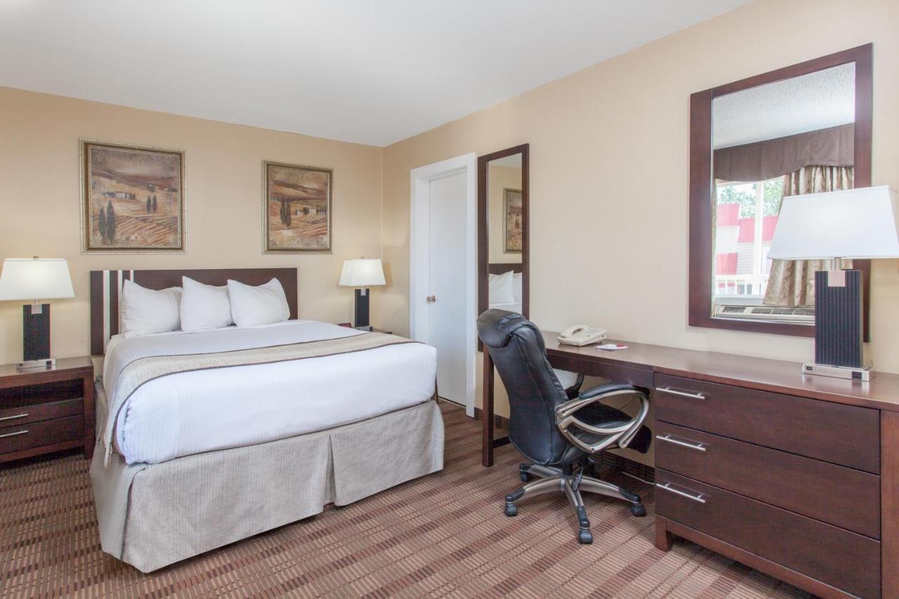 Econo Lodge Inn & Suites Медисин-Хат Экстерьер фото
