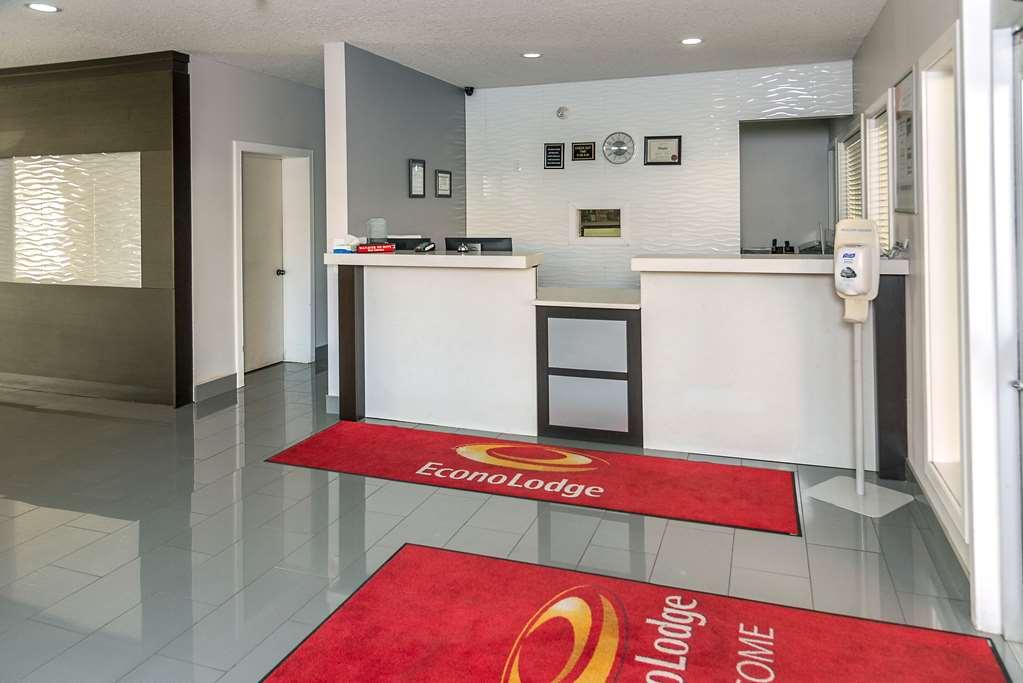Econo Lodge Inn & Suites Медисин-Хат Интерьер фото