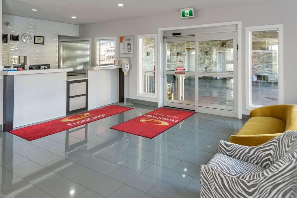Econo Lodge Inn & Suites Медисин-Хат Интерьер фото