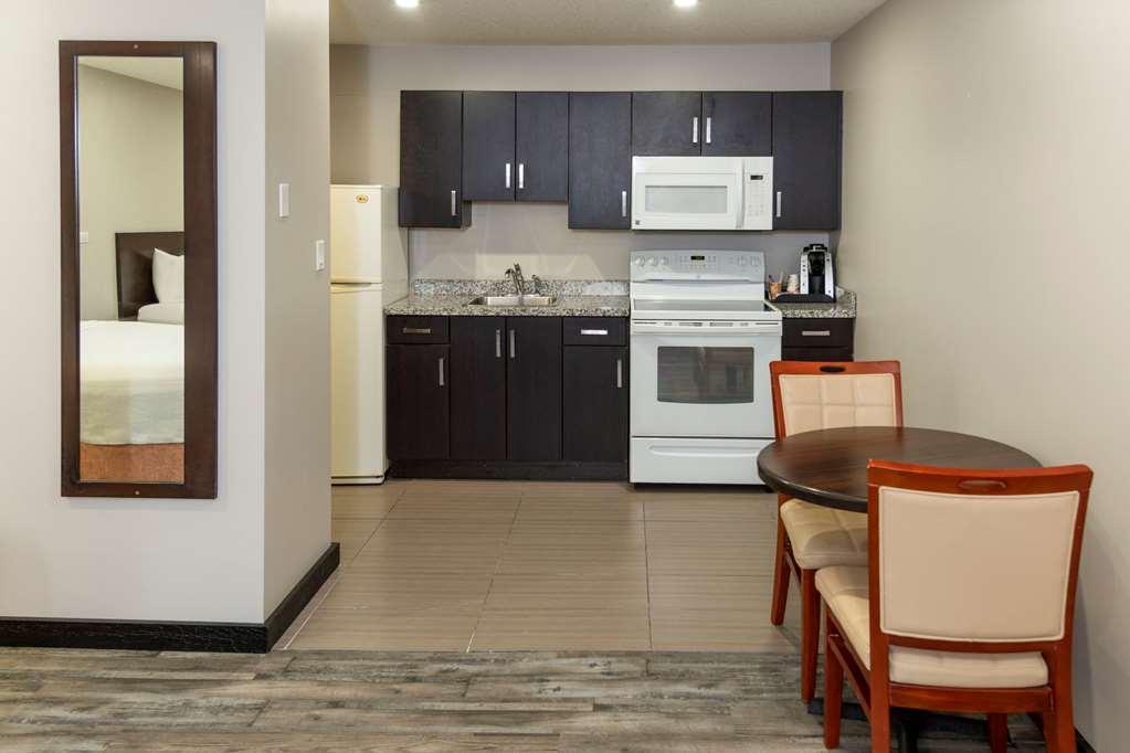 Econo Lodge Inn & Suites Медисин-Хат Номер фото