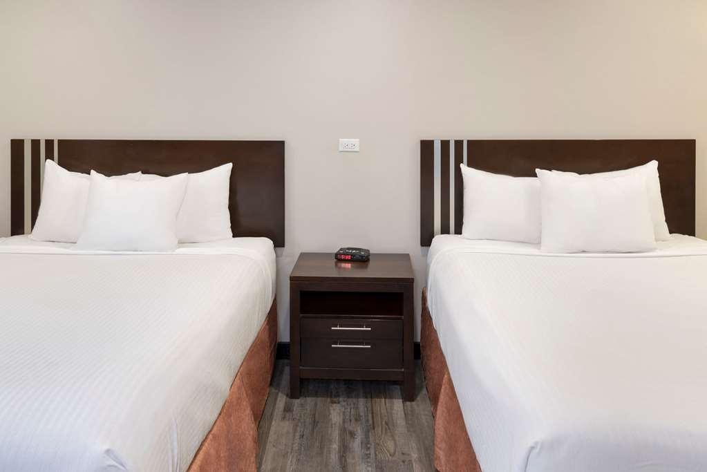 Econo Lodge Inn & Suites Медисин-Хат Номер фото