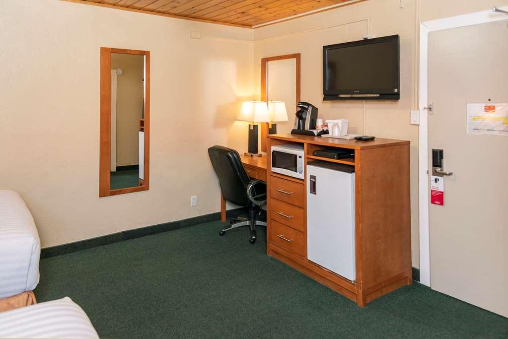 Econo Lodge Inn & Suites Медисин-Хат Номер фото