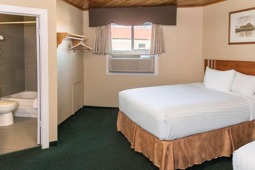 Econo Lodge Inn & Suites Медисин-Хат Номер фото
