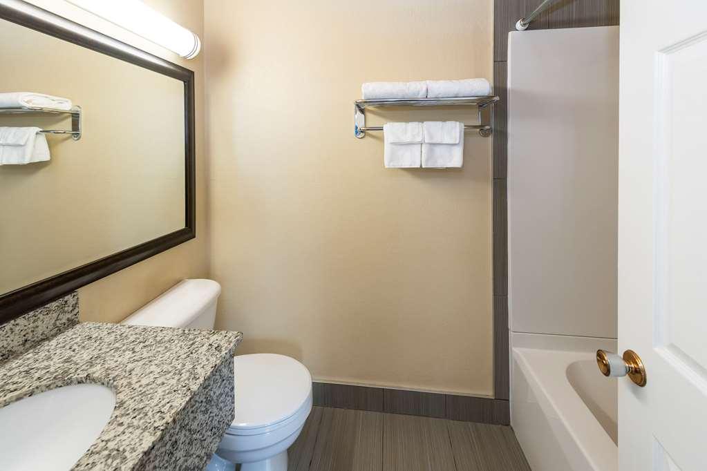 Econo Lodge Inn & Suites Медисин-Хат Экстерьер фото