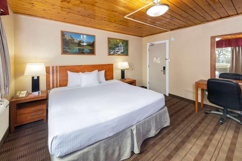 Econo Lodge Inn & Suites Медисин-Хат Номер фото