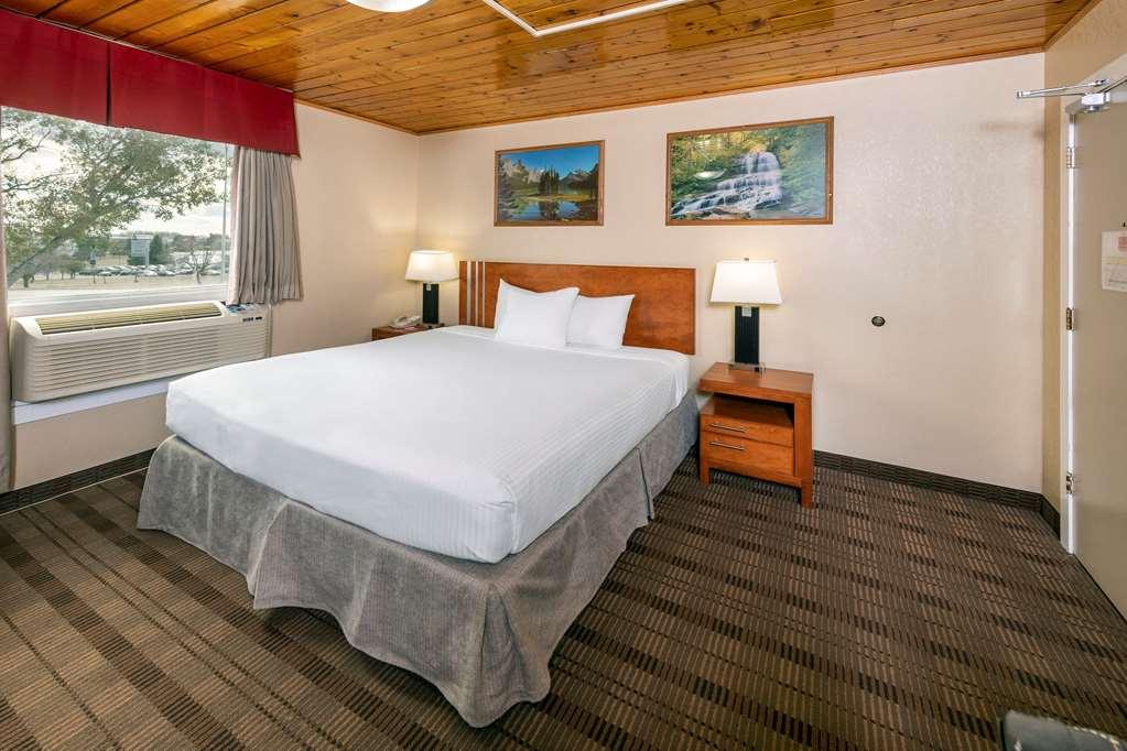 Econo Lodge Inn & Suites Медисин-Хат Номер фото