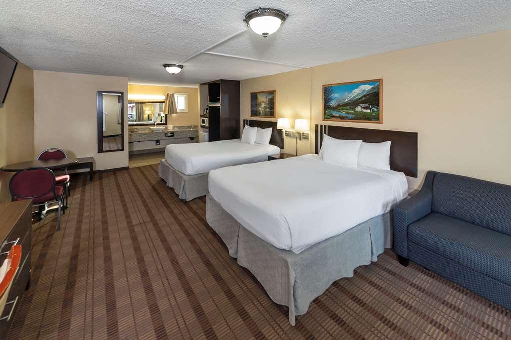 Econo Lodge Inn & Suites Медисин-Хат Номер фото