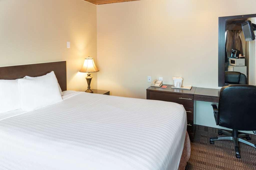 Econo Lodge Inn & Suites Медисин-Хат Номер фото