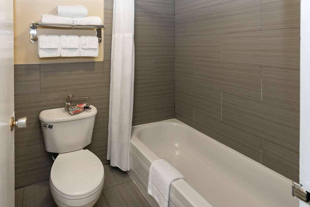 Econo Lodge Inn & Suites Медисин-Хат Экстерьер фото