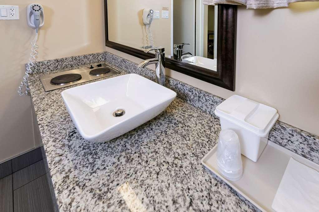 Econo Lodge Inn & Suites Медисин-Хат Экстерьер фото