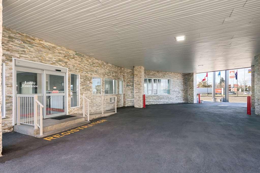 Econo Lodge Inn & Suites Медисин-Хат Экстерьер фото