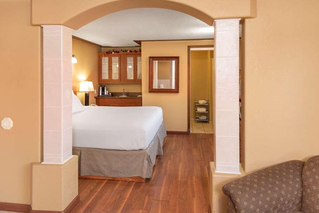 Econo Lodge Inn & Suites Медисин-Хат Номер фото