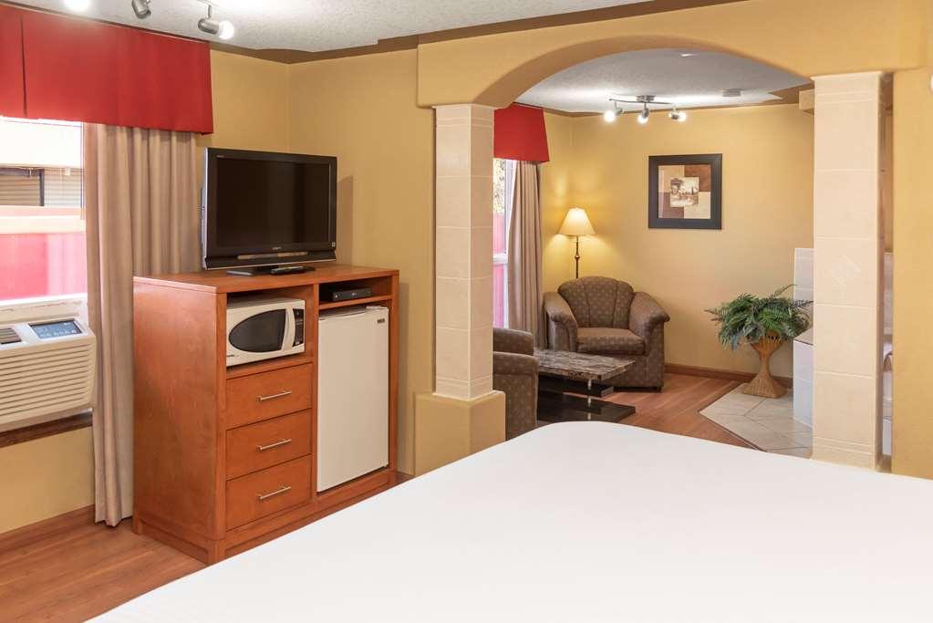 Econo Lodge Inn & Suites Медисин-Хат Номер фото